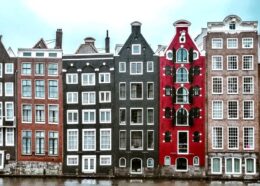 アムステルダムの運河沿いの建物